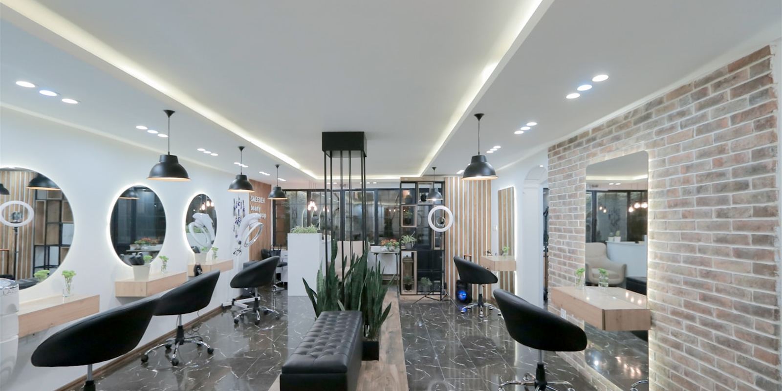 鏡とセット面が並ぶMARU hairの店内